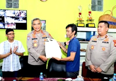 Dirbinmas PMJ  Bagikan Ratusan Paket Sembako untuk Warga di Cengkareng