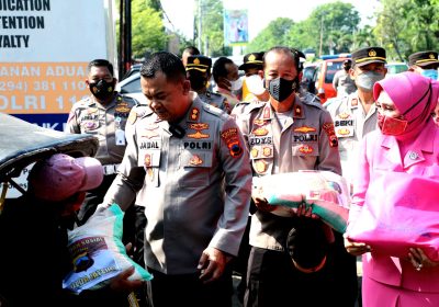 Aksi Jumat Berkah , Kapolres Kendal Bagikan Paket Sembako 