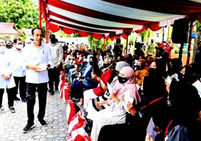 Kunjungan Kerja ke Kalimantan Timur, Presiden Bagikan Bansos dan Tinjau Infrastruktur IKN