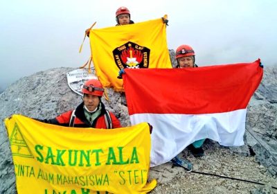 Mahasiswa STIE Indonesia Berhasil Kibarkan Bendera Merah Putih di Puncak Carstensz