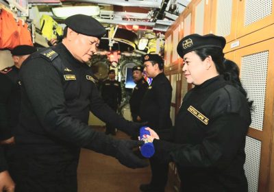 Naik Kapal Selam KRI Alugoro-405 Puan Terima Brevet Kehormatan TNI AL