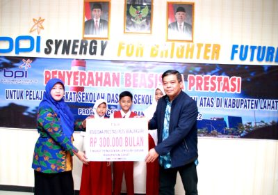 Siswa Berprestasi Peroleh Beasiswa dari PLTU Banjarsari