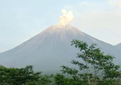 Erupsi Gunung Semeru Mengkhawatirkan Warga Tidak Melakukan Aktivitas