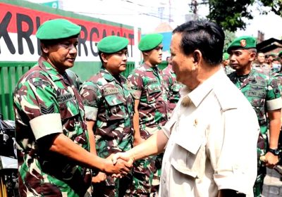 Menteri Pertahanan Prabowo Subianto Serahkan Kendaraan Operasional dan Alat Komunikasi di Makoramil 03/Serengan Solo