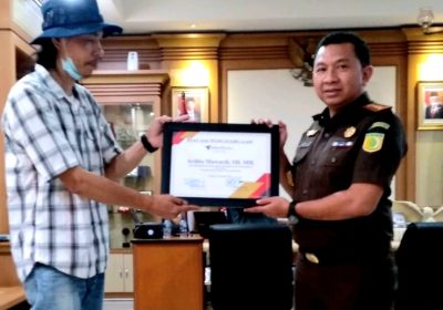 Kejari Jaktim Dianugerahkan Penghargaan dari Kantor Berita HarianPelita.Id