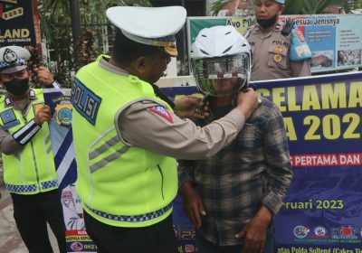 Reward Tertib Berlalu lintas, Ops Keselamatan Tinombala Berikan Helm Gratis