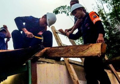 Sigap, Brimob Poso Bantu Korban Puting Beliung