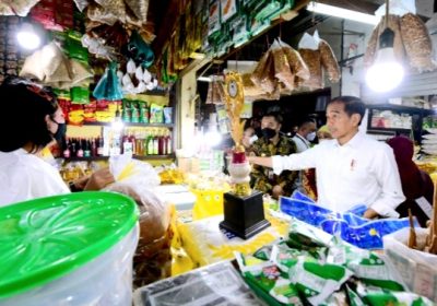 Presiden Jokowi Tinjau&nbsp; Pasar Wonokromo dan Cek Harga Bahan Pangan