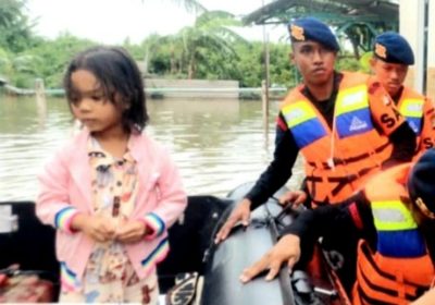 Aksi Kemanusiaan, Tim SAR Brimob PMJ Bantu Evakuasi Warga Terjebak Banjir