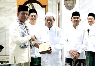 Wali Kota Munjirin Sholat Taraweh di Masjid Al Khairiyah Pejaten Timur