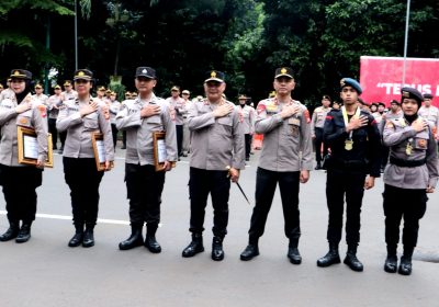 Kapolda Metro Berikan Penghargaan kepada Polisi Berprestasi
