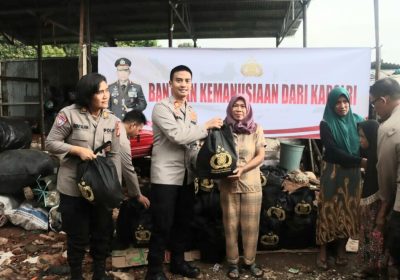 Polres Tangerang Selatan Bagikan Bansos Dari Kapolri