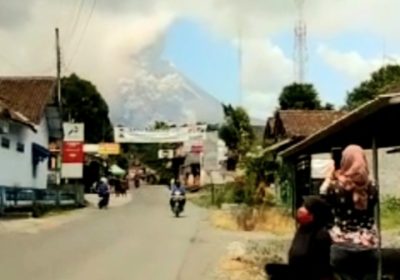 Gunung Merapi Jawa Tengah Muntahkan Awan Panas, Warga Diminta Waspada