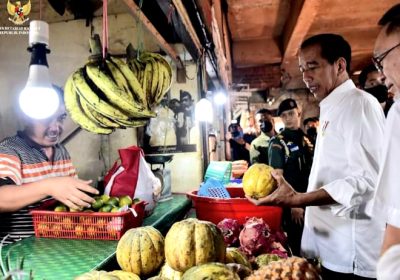 Jelang Lebaran, Presiden Jokowi Cek Harga Pangan di Dua Pasar Jakarta