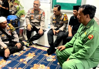 Kapolda Metro Distribusikan Bansos untuk Sekuriti