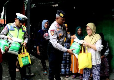 Bulan Penuh Berkah Polresta Bandara Soetta Bagikan Ratusan Paket Sembako