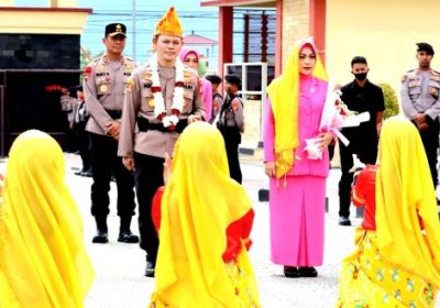 Irjen Pol Agus Nugroho Disambut Adat Kaili Tarian Mokambu