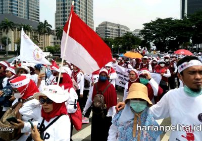 Tolak Omnibuslaw Nakes Longmarch dari Patung Kuda Hingga Kemenkes
