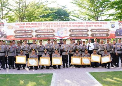 Kapolda Sumbar serahkan Piagam Penghargaan dari Kemenpan RB kepada 8 Polres