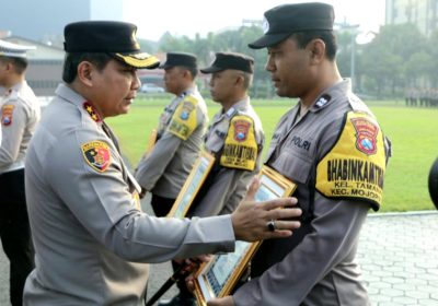 Kapolda Jatim Beri Penghargaan 59 Personel Polda dan Polres Berprestasi
