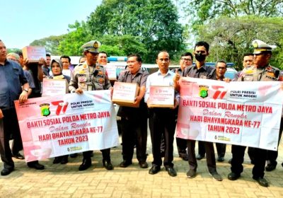 Polresta Bandara Soetta Bagi-bagi Sembako untuk Pengemudi Taksi