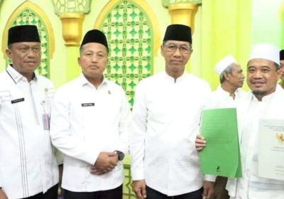 Pj Gubernur DKI Serahkan Sertifikat Tanah Wakaf dan IMB Masjid Jami Miftahul Khair Karet Kuningan