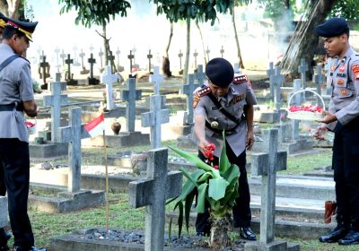 HUT Bhayangkara ke-77, Polda Metro Ziarah dan Tabur Bunga di TMP Pondok Aren