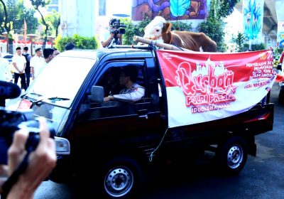 Kapolda Metro Dampingi Kapolri Distribusikan Hewan Kurban Usai Sholat Idul Adha