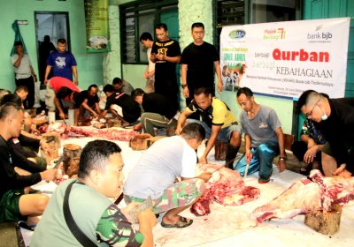 Hari Raya Idul Adha 1444 H, Kodim 0612/TSM Korem 062/TN Berbagi Daging Hewan Kurban