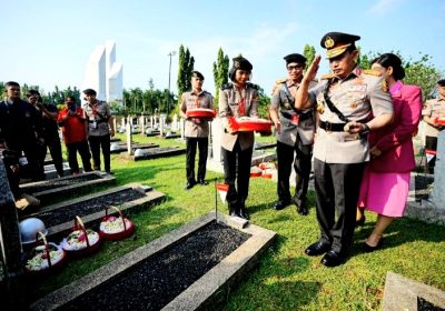 Jelang HUT Bhayangkara ke- 77 Kapolri dan Jajaran Ziarah ke TMP Kalibata