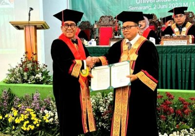 Henry Yosodiningrat, Anak Gaul Yang Raih Gelar Profesor Unissula || Catatan Ilham Bintang