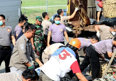 Peduli Lingkungan Polresta Bandara Soetta Bersih-Bersih Bersama Warga