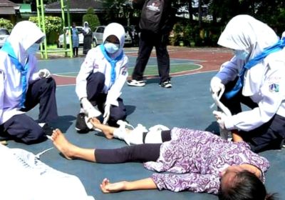 PMI Jakarta Selatan Gelar Simulasi Bencana Alam dengan SMPN 86 Cilandak
