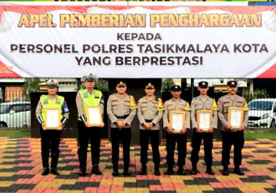 Kapolres Tasikmalaya Kota Berikan Penghargaan 5 Personel Berkinerja Baik