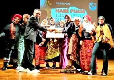 Penyair Pulo Lasman Simanjuntak Goreskan Tanda Tangan Simbolik Cover Buku Antologi Puisi  Penyair Perempuan Indonesia