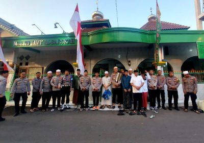 Subuh Keliling di Jaksel, Ditbimmas PMJ Serahkan 100 Paket Sembako di Masjid Jami Al barokah