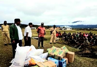Kapolri Salurkan 264,7 Ton Beras dan 1.500 Sembako untuk Warga Papua Bencana Kekeringan