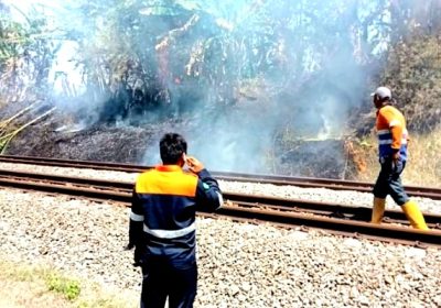 Ini Efeknya Jika Bakar Sampah di Dekat Jalur Rel Kereta Api