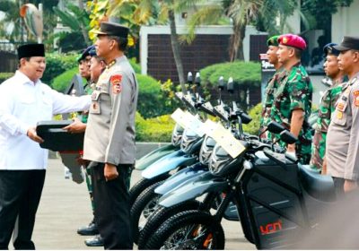 Prabowo Serahkan Kendaraan 100 Unit Sepeda Motor Trail Listrik untuk TNI-Polri