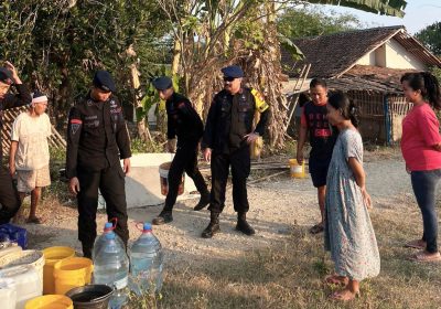 Kemarau Panjang,  Satbrimob PMJ Salurkan Air Bersih di Kab  Bekasi