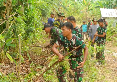 Puluhan Satgas TMMD Kodim 0508 Depok Gelar Pembersihan Tumbuhan Liar.