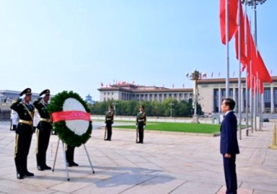 Presiden Jokowi Kunjungi Monumen Pahlawan Rakyat di Beijing