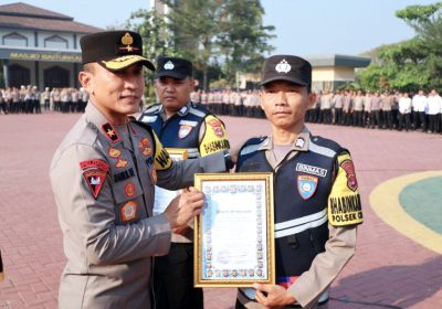 Wakapolda Banten Pimpin Apel Pagi dan Berikan Penghargaan Kepada Bhabinkamtibmas