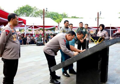 Kapolri dan Panglima TNI Resmikan Monumen Jenderal Hoegeng di Kota Pekalongan