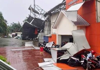 Akibat Hujan Disertai Angin Kencang Kerangka Stadion Merpati Depok Roboh