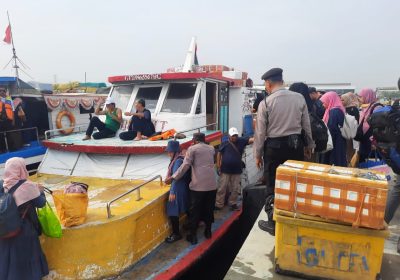 Ciptakan Kenyamanan Anggota Polsek Amankan Akses Wisata Kepulauan Seribu