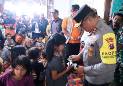 Korban Longsor di Humbahas Dapat Bantuan dari Kapolda Sumut