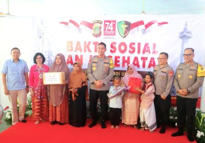 Polda Metro Bagikan Sembako dan Layanan Kesehatan di HUT 74
