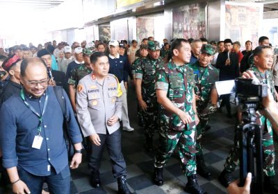 Kapolda Metro dan Kasad Hadiri Bersih-bersih di Aliran Sungai Krukut