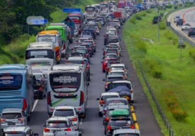 Kendaraan Menumpuk di Tol Cipali Timbulkan Kemacetan Parah